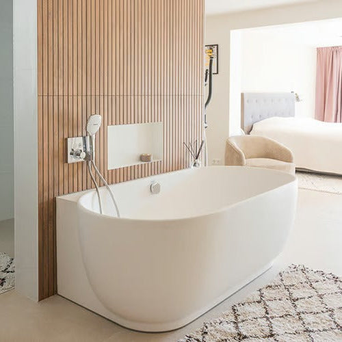Thomas and Monique's ensuite bathtub